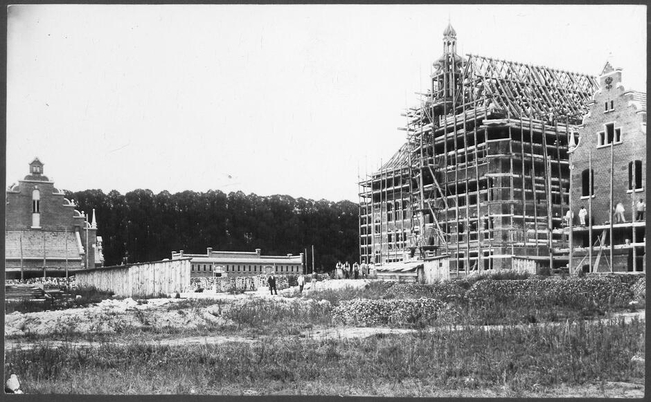 Budowa-Conradinum-we-Wrzeszczu-Gmach-glowny-widok-od-strony-boiska-ok-1900-r (1)