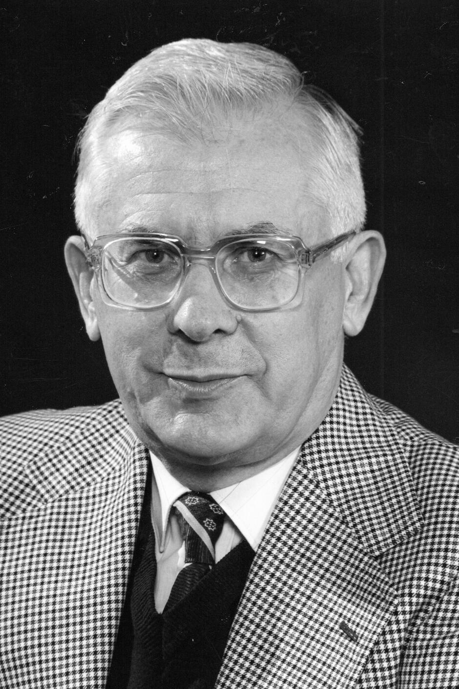 Zdjęcie mężczyzny po sześćdziesiątce, w okularach