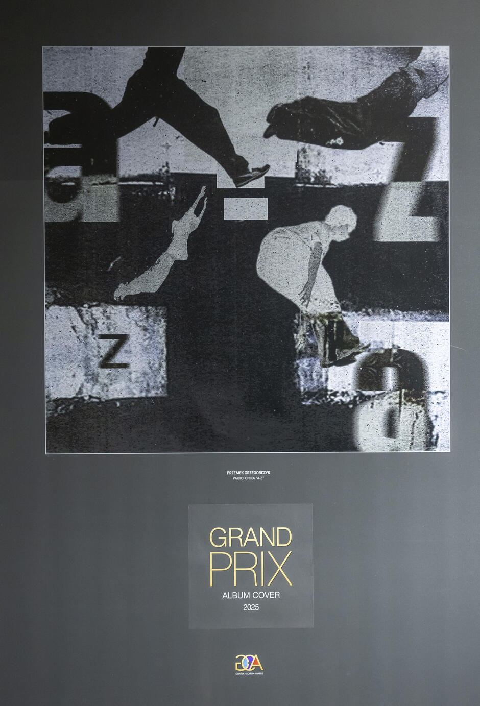 na zdjęciu czarno biały plakat