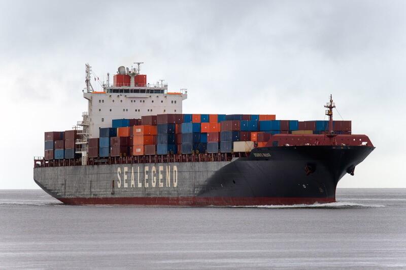 Duży kontenerowiec na wodzie