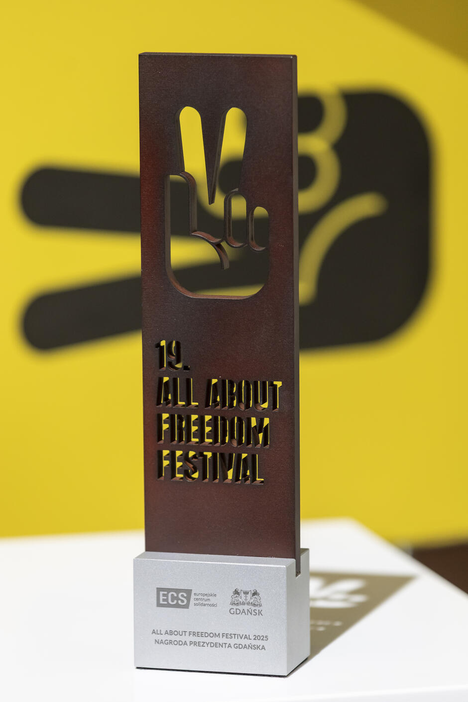 Pionowa statuetka stoi na stole