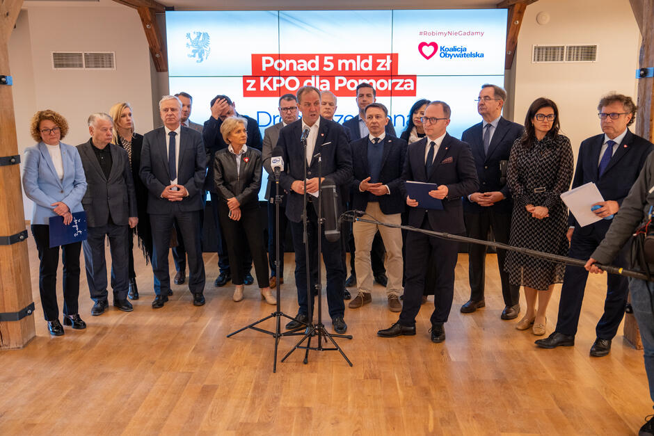 Grupowe zdjęcie około 20 osób