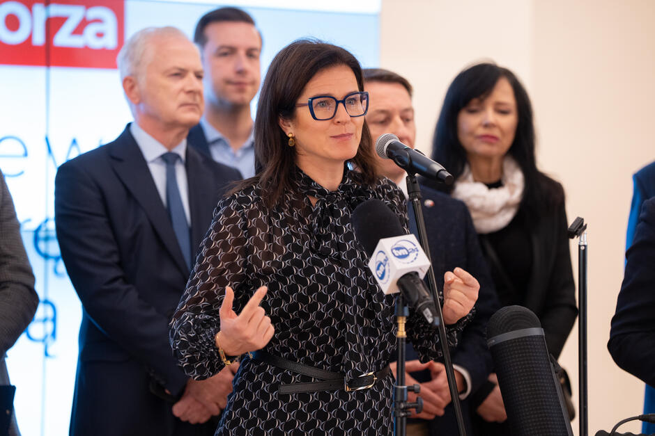 Prezydent Dulkiewicz mówi, stojąc przy mikrofonie