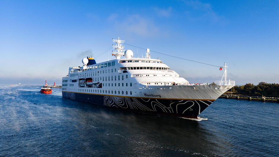 Statek wycieczkowy wpływa do portu. Zdjęcie z drona.