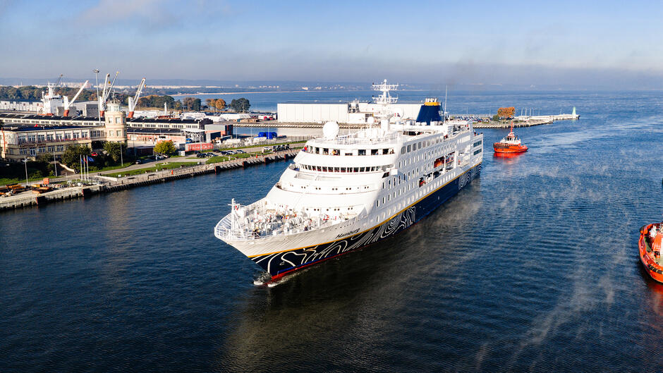 Statek pasażerski wpływa do portu. Zdjęcie z drona.