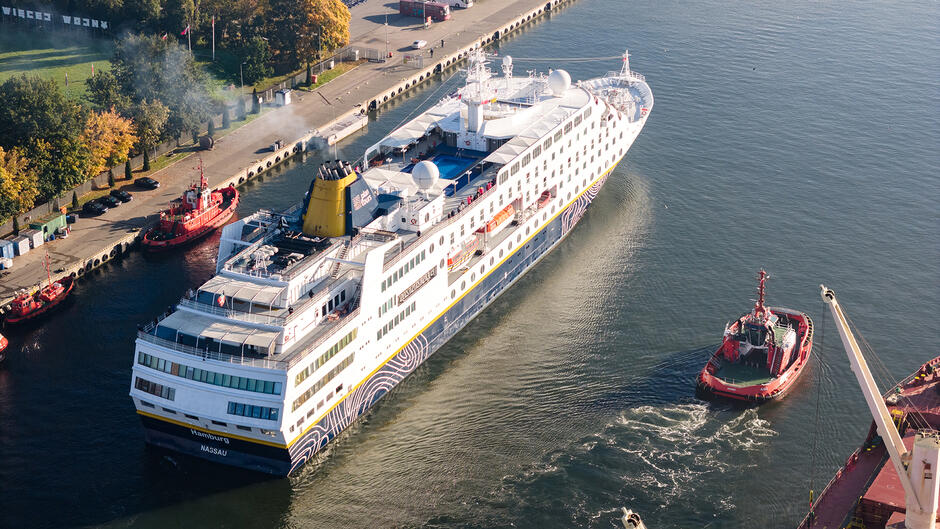 Statek pasażerski cumuje przy nabrzeżu w porcie. Zdjęcie z drona.