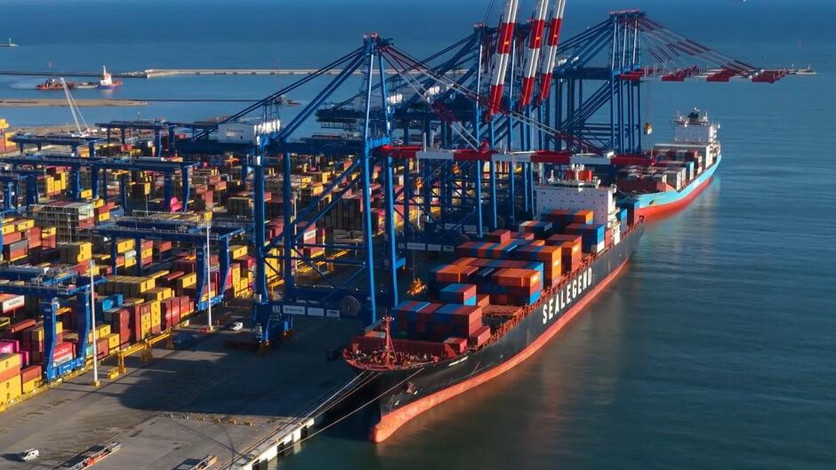 Widok dużego statku przy portowym nabrzeżu