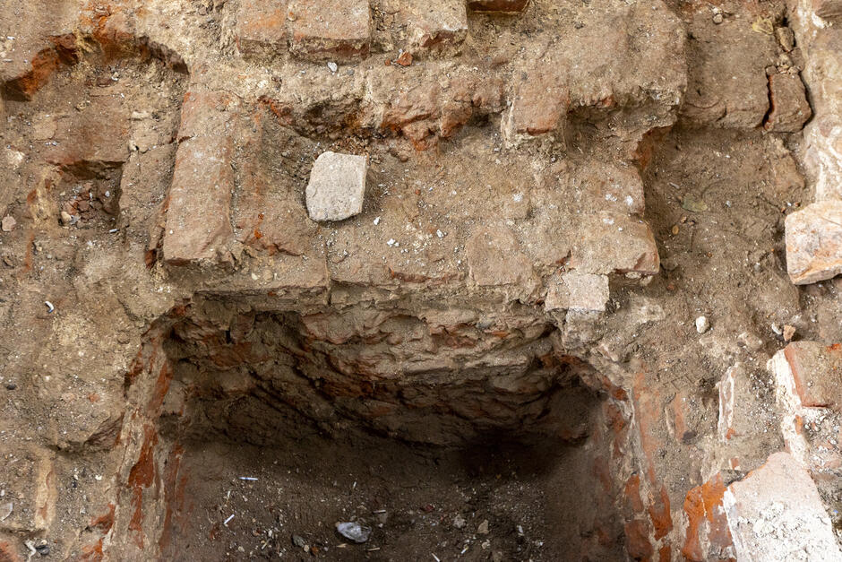 gcm-download-1920-20251024-fundamenty-brama-dlugouliczna-001.310a7b69