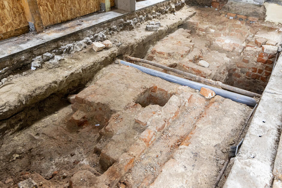 gcm-download-1920-20251024-fundamenty-brama-dlugouliczna-010.74bab1ab