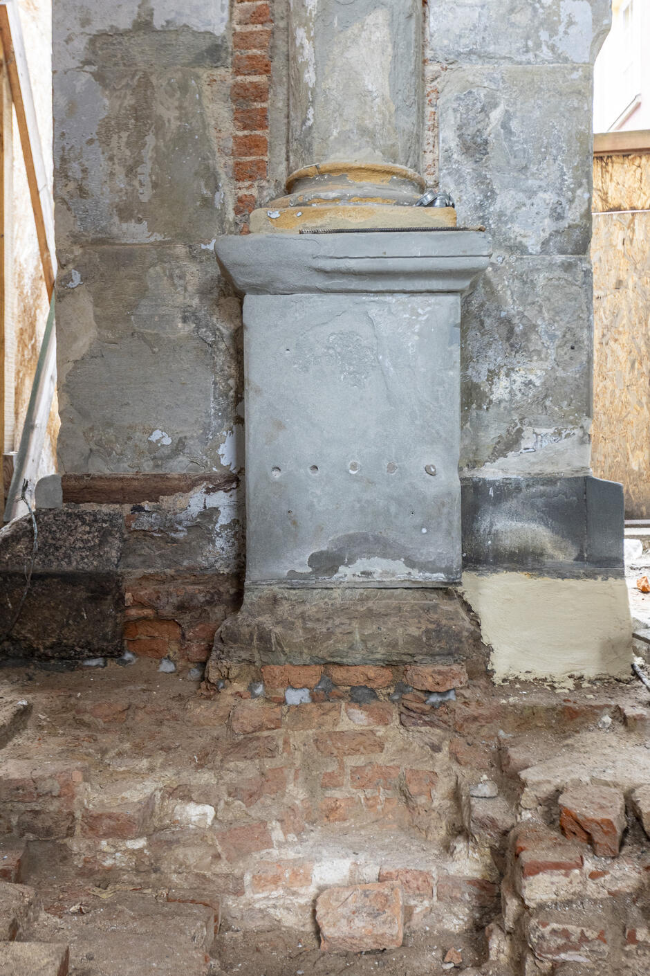 gcm-download-1920-20251024-fundamenty-brama-dlugouliczna-005.09f5b90c