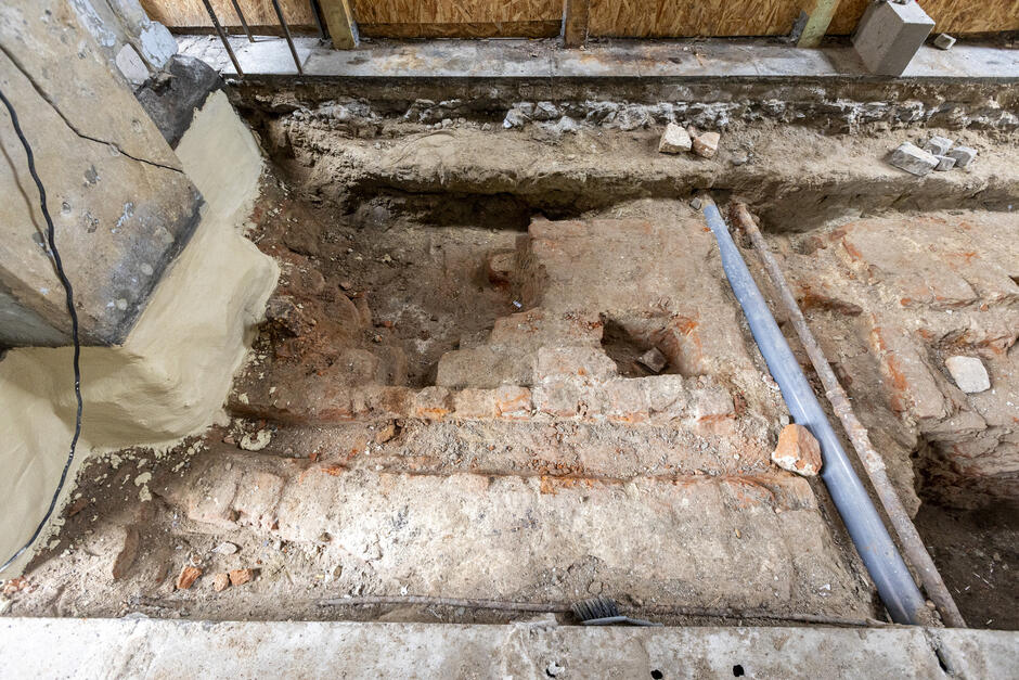 gcm-download-1920-20251024-fundamenty-brama-dlugouliczna-003.6e8879ee