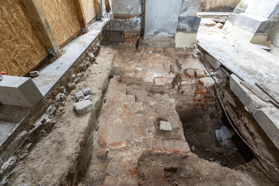 gcm-download-1920-20251024-fundamenty-brama-dlugouliczna-002.ef1f3901