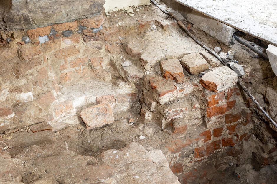 gcm-download-1920-20251024-fundamenty-brama-dlugouliczna-007.35b4d6eb