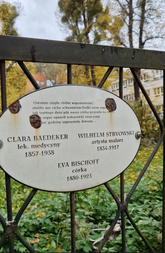 Owalna, metalowa tablica na ogrodzeniu szkoły na Biskupiej Górki