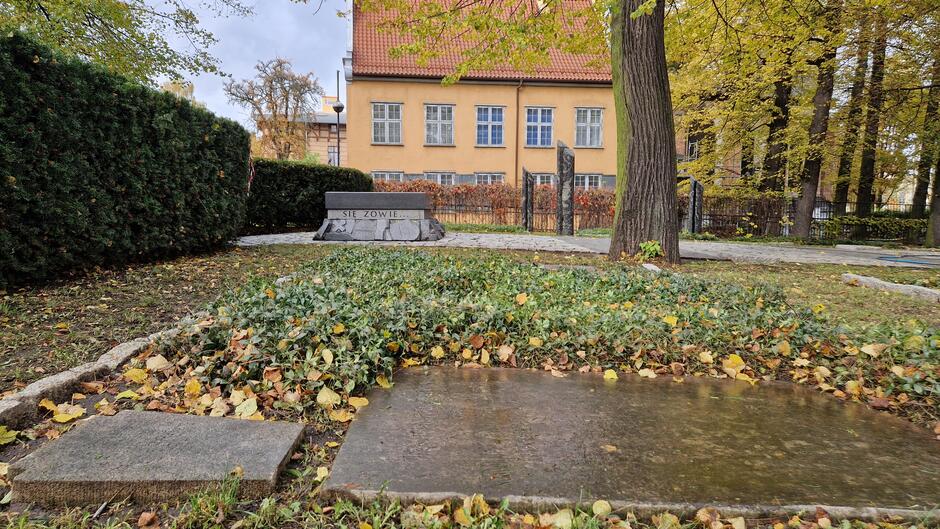 Duże kamienne płyty nagrobne położone na ziemi