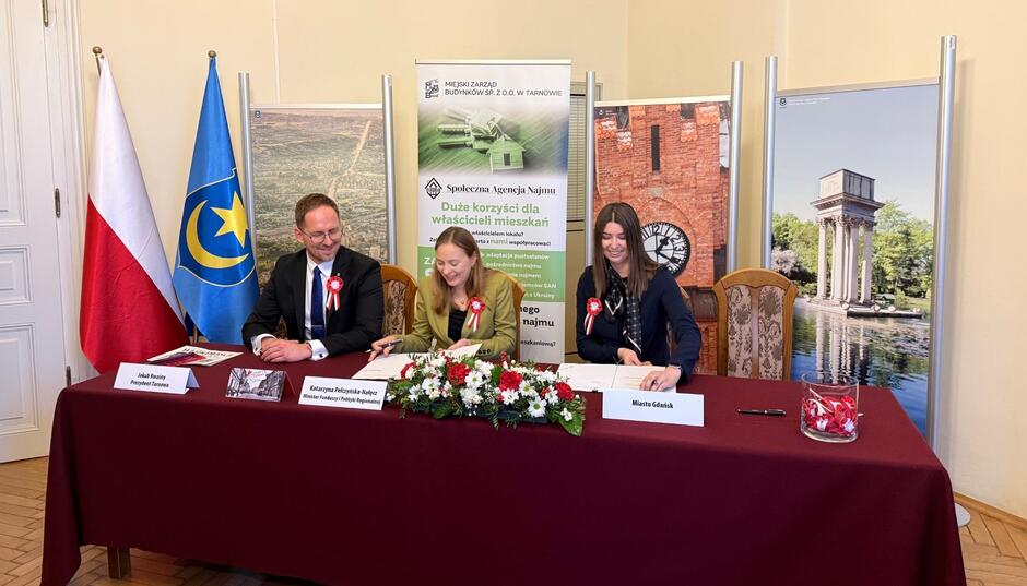 trzy osoby siedzące przy stole