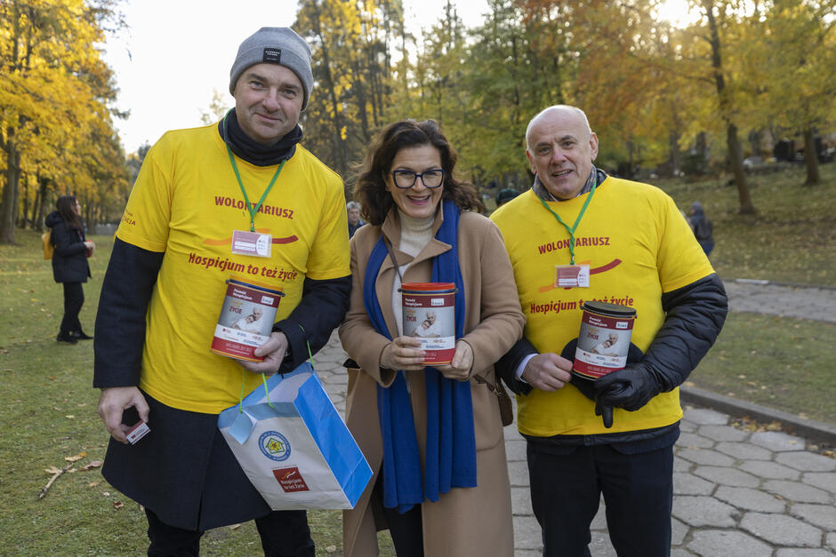 Prezydent Dulkiewicz na wspólnym zdjęciu z dwoma wolontariuszami