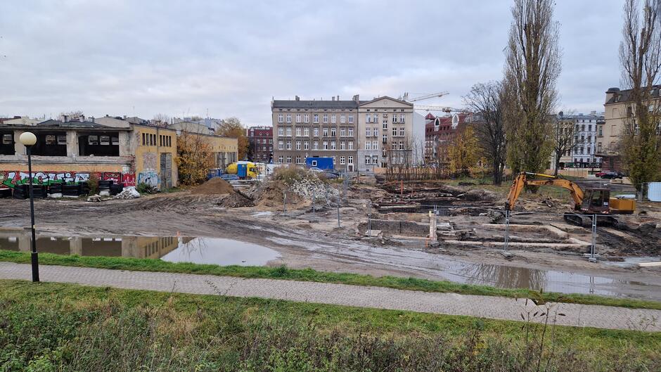 Rozkopane stare fundamenty, w oddali widoczne kamienice ul. Radnej