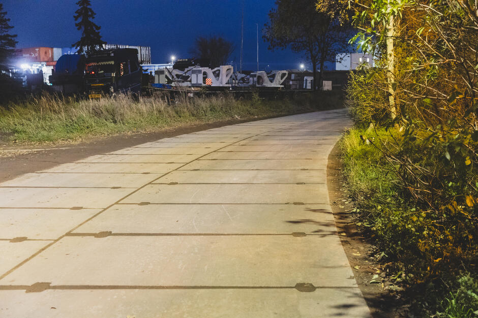 na zdjęciu fragment jezdni z betonowych płyt