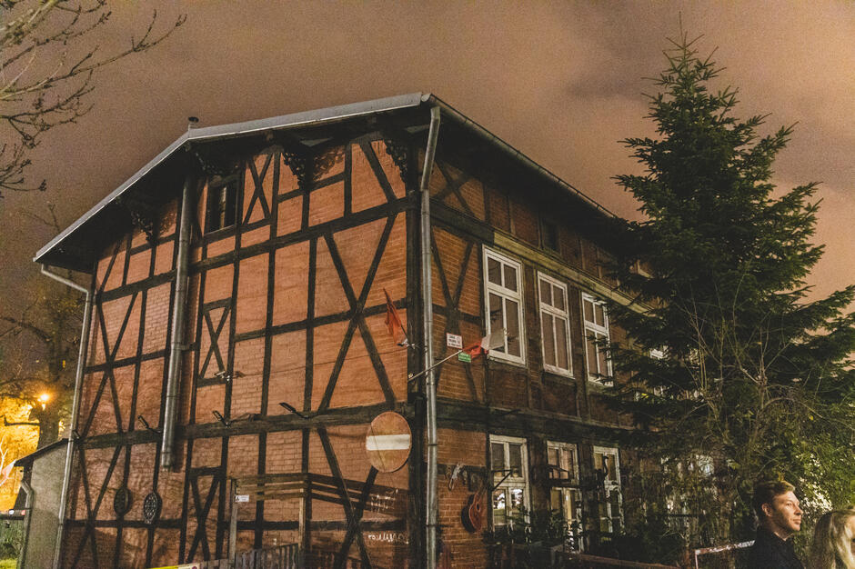 na zdjęciu zabytkowa kamienica o charakterystycznej szachulcowej budowie z cegłami