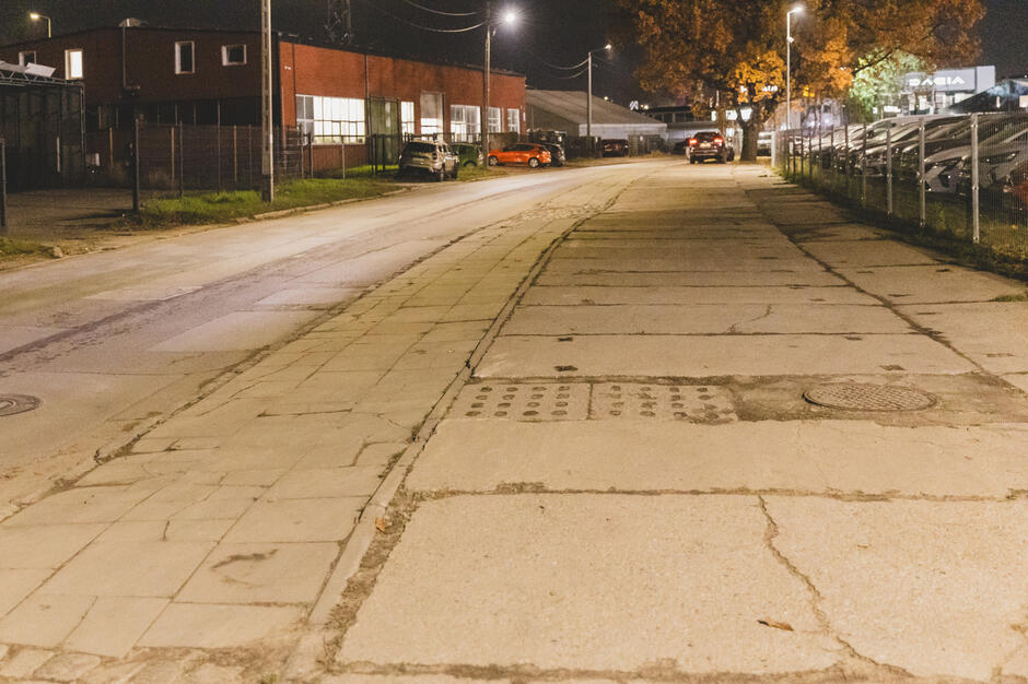 na zdjęciu połamany chodnik i zniszczona jezdnia