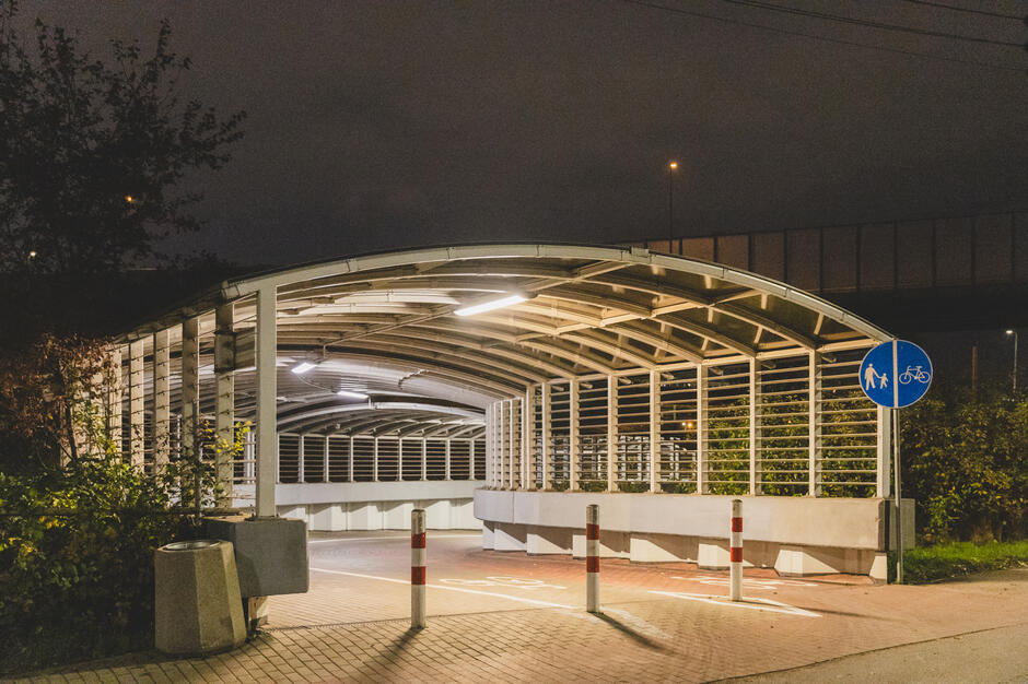 na zdjęciu oświetlony tunel z półokrągłą wiatą