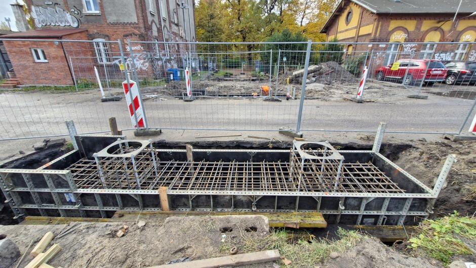 na zdjęciu metalowe elementy fundamentów przyszłej kładki