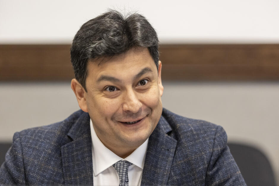 Mężczyzna około lat 40, uśmiechnięty