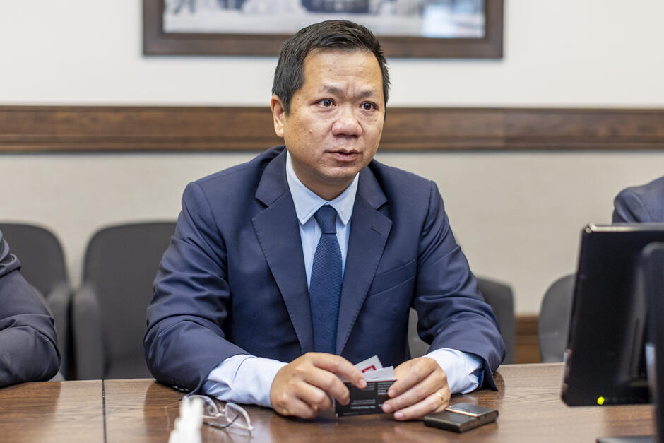 Mężczyzna w średnim wieku, o azjatyckiej urodzie