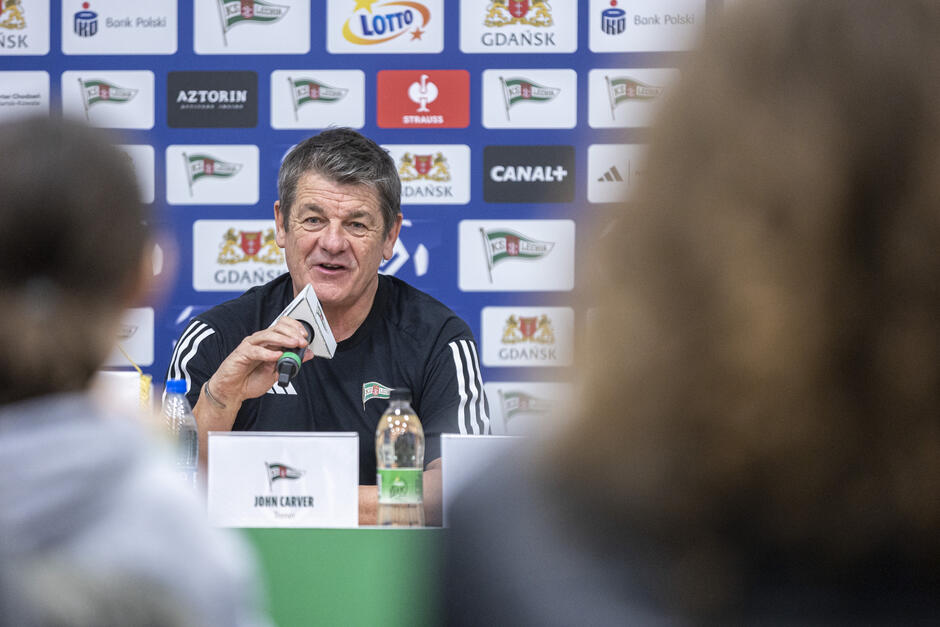 Mężczyzna lat około 60 podczas konferencji prasowej 