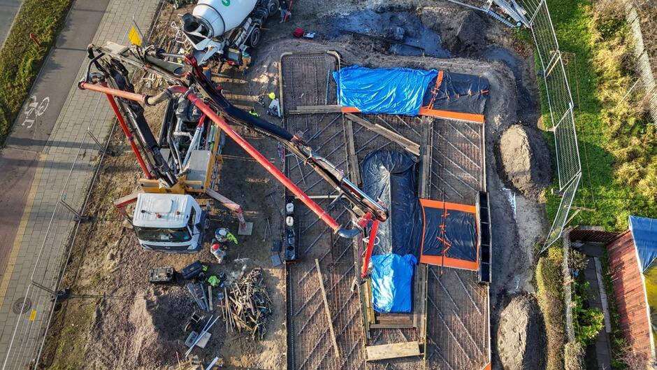 zdjęcie z drona, widać plac budowy, zaprojektowany skatepark częściowo pokryty jest czarną lub niebieską folią