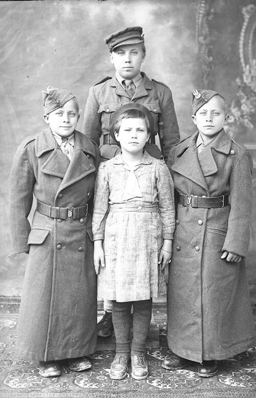 Zdjęcie czwórki dzieci pozujących przez obiektywem