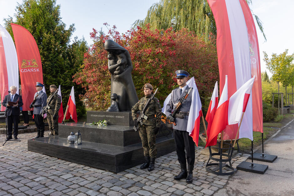 Zdjęcie pomnika ofiar Golgoty Wschodu podczas uroczystości
