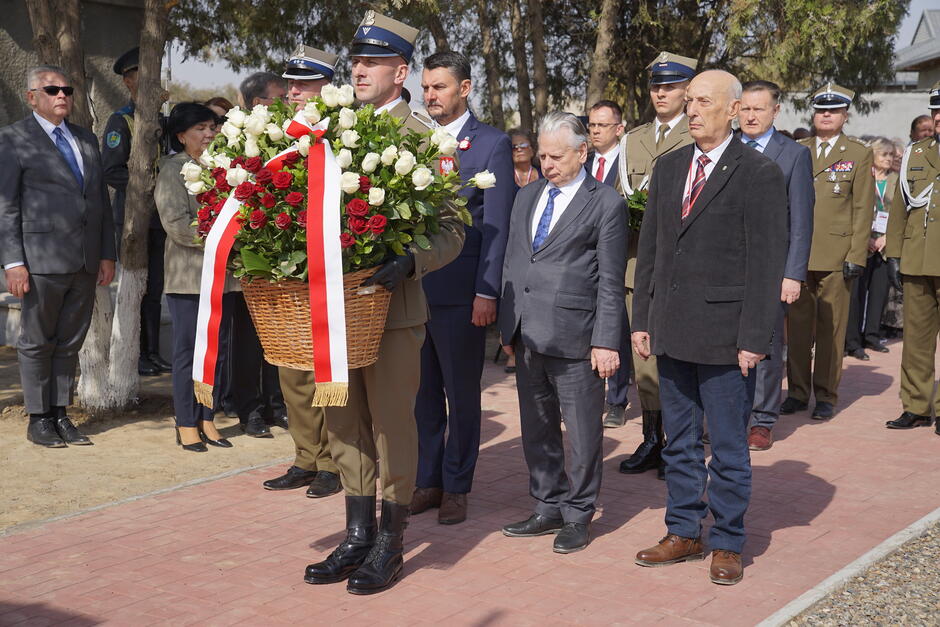 Scena uroczystego składania wieńca