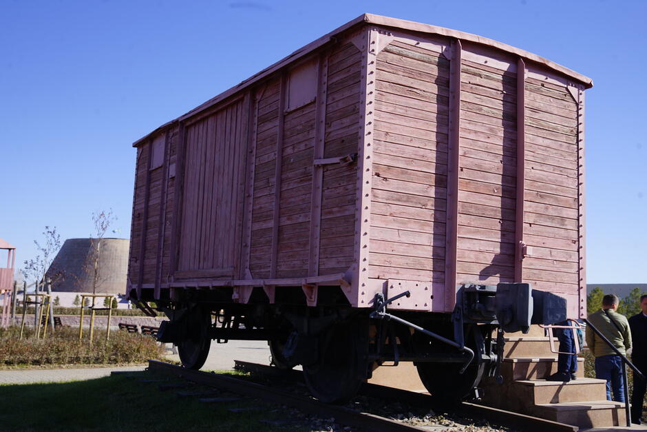 Widok towarowego wagonu kolejowego