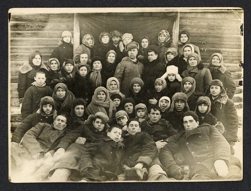 Grupowe zdjęcie około 15 osób w latach 40 XX wieku