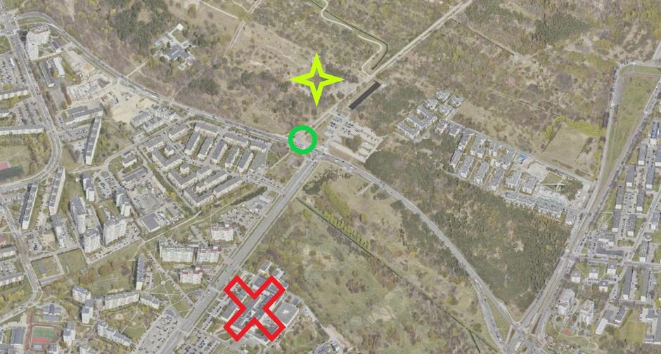 Mapka. Jasnozieloną gwiazdką oznaczono miejsce nasadzeń, czerwony krzyżyk to budynek szpitala na Zaspie, a zielone kółko to skrzyżowanie ul. Czarny Dwór i al. Jana Pawła II