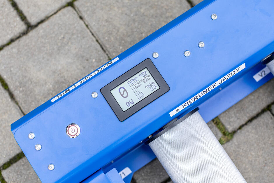 fragment niebieskiego urządzenia z wyświetlającym się ekranem z danymi