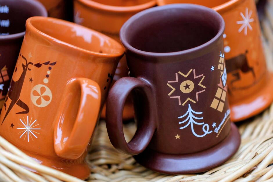 na zdjęciu kilka kubków w kolorze brązowym i karmelowym