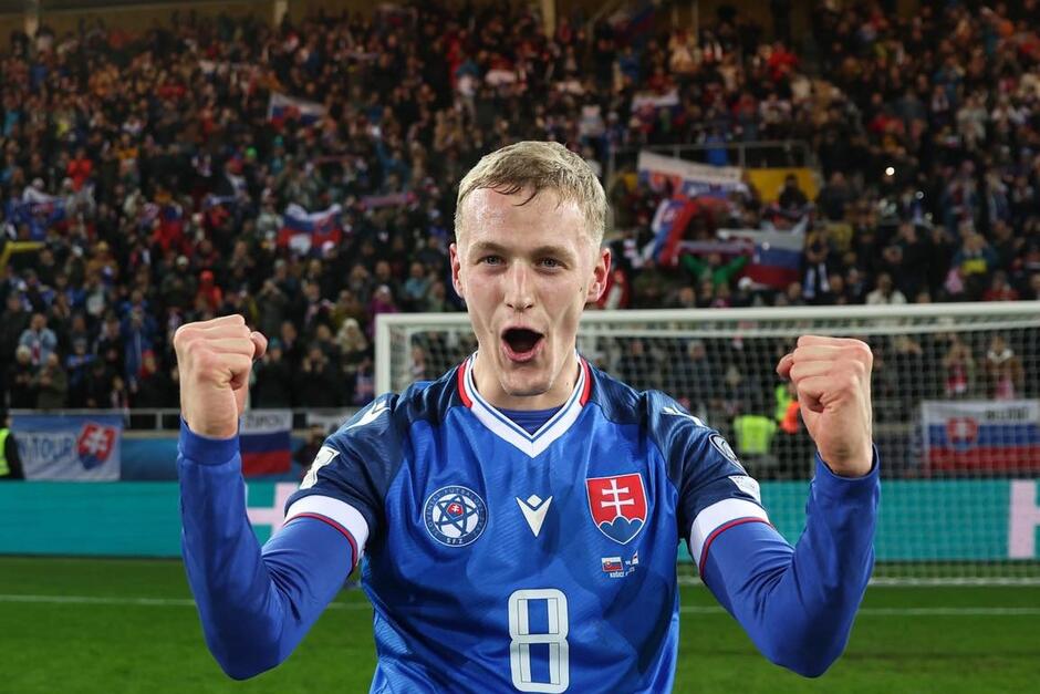 Radość zawodnika w niebieskiej koszulce - po zdobyciu gola dla Słowacji