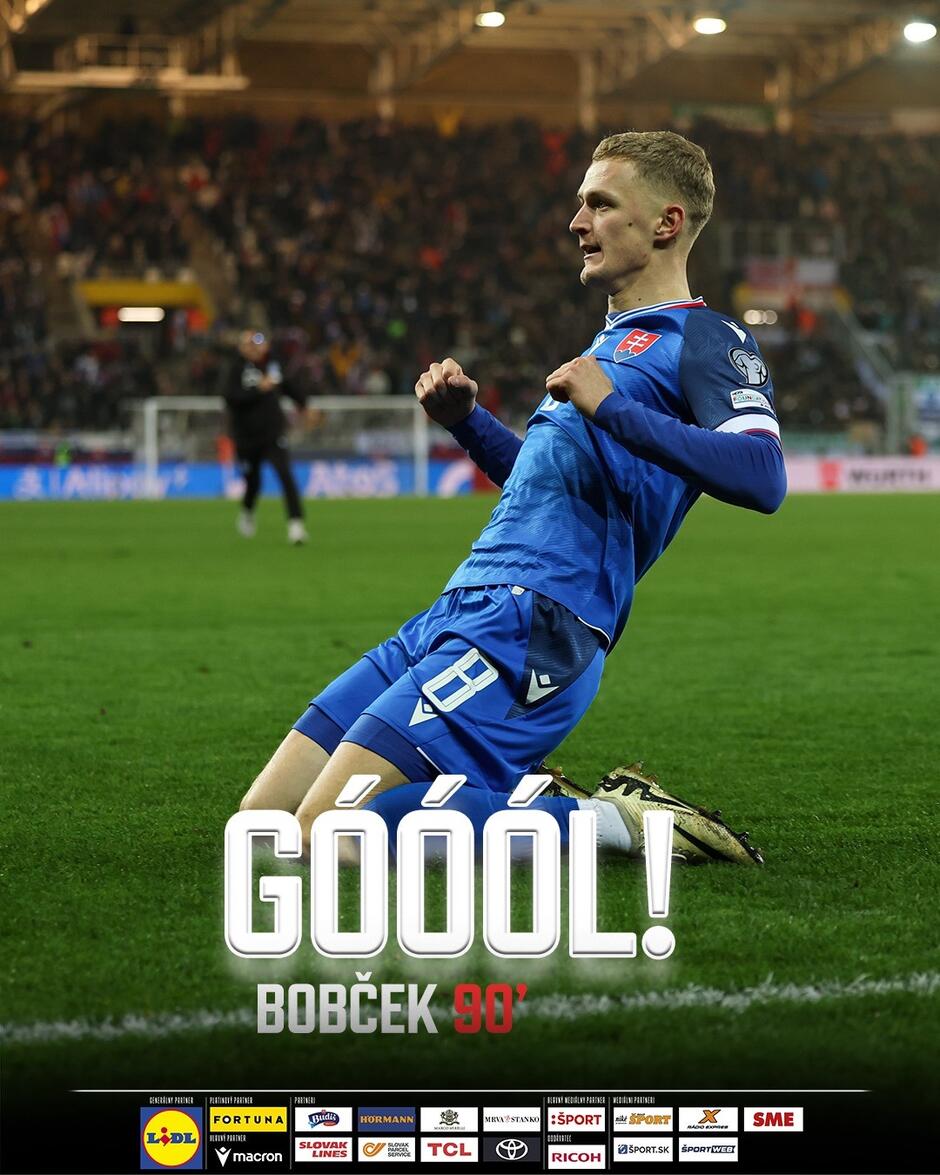 Zawodnik po zdobyciu bramki rzuca się na murawę, na kolanach