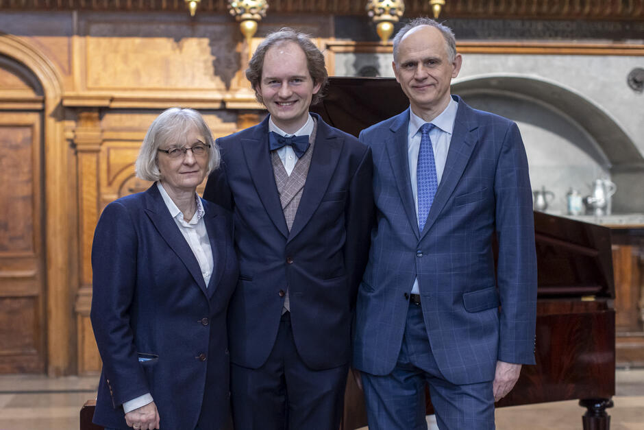 Trzy osoby pozujące do zdjęcia