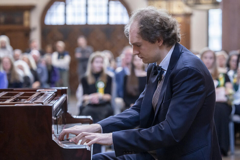 Pawlak gra na fortepianie - w tle publiczność