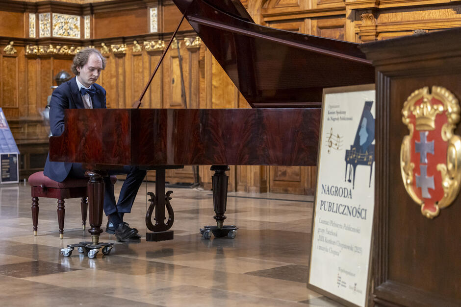 Pianista przy fortepianie