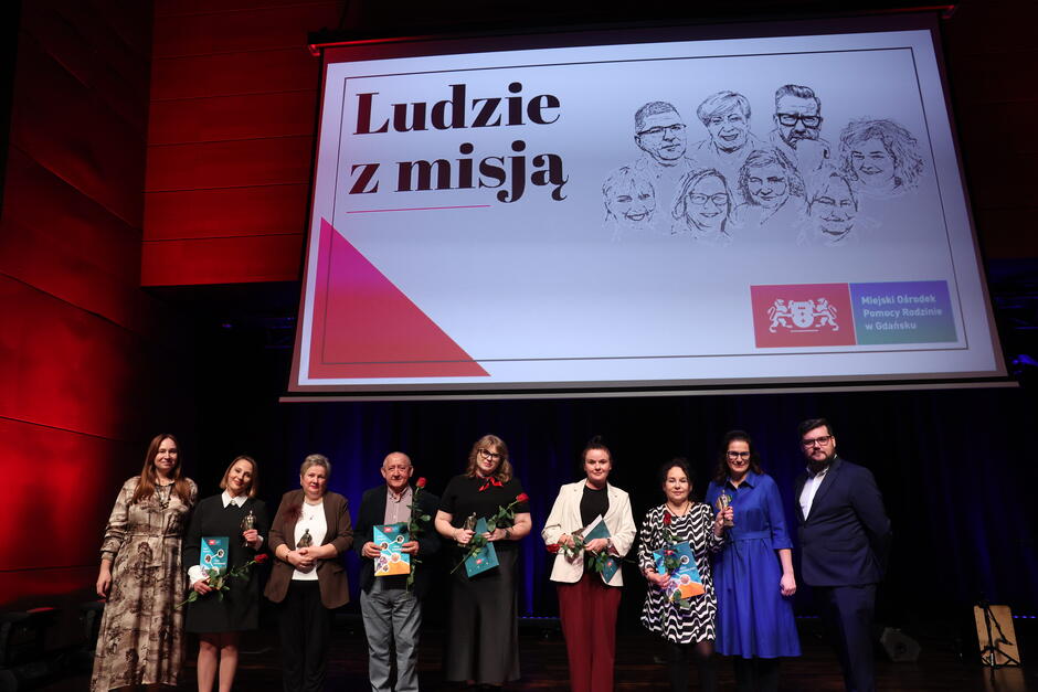 Na fot. specjaliści MOPR uhonorowani tytułem i statuetką Ludzi z misją - fot. Dominik Paszliński, www.gdansk.pl (1)