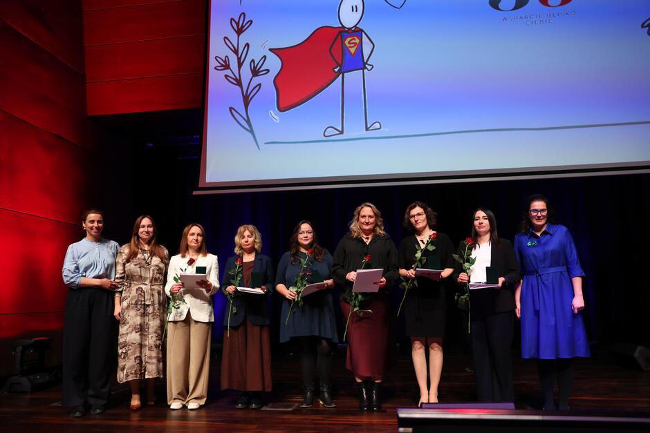 Na fot. specjalistki MOPR uhonorowane Medalami Prezydenta Miasta Gdańska oraz m.in. Aleksandra Dulkiewicz, prez. Gdańska - fot. Dominik Paszliński, www.gdansk.pl
