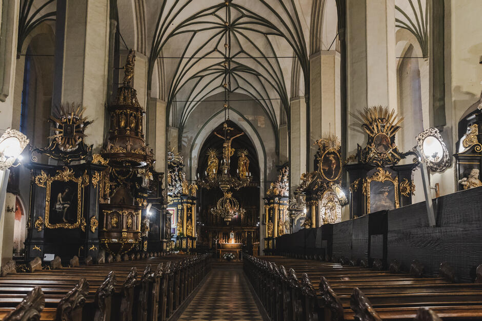 wnętrze barokowego kościoła z drewnianym wystrojem