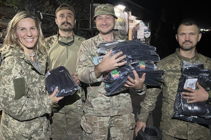 Kobieta po lewej, trzej mężczyźni w mundurach po prawej