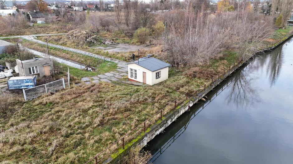 mała przepompownia na brzegu kanału wodnego 