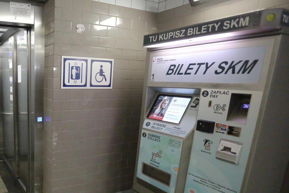 Automat do kupowania biletów na pociąg.